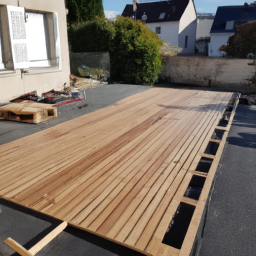 Les Solutions pour Éviter le Glissement sur une Terrasse en Bois Crest